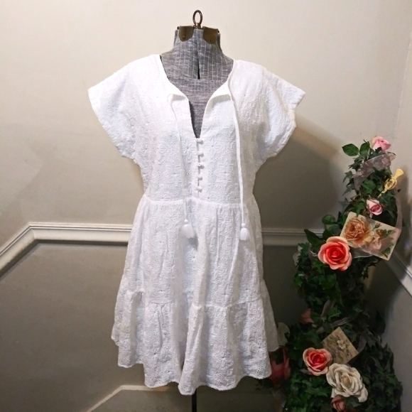 Vineyard Vines Dresses & Skirts - Vineyard Vines White Eyelet Floral Embroidered Tiered Mini Dress